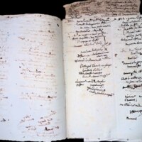 Pages de notes en vrac et morceaux de papier avec notes, Abonnement au journal des débats