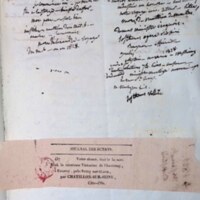 Pages de notes en vrac et morceaux de papier avec notes, Abonnement au journal des débats