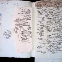 Pages de notes en vrac et morceaux de papier avec notes, Abonnement au journal des débats