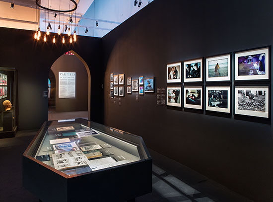 [Vue d'une salle de l'exposition Vampires, de Dracula à Buffy (Paris), avec un îlot central en forme de cercueil - Photographie Stéphane Dabrowski]