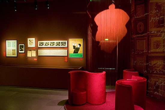[Salle avec causeuses exposition Sacha Guitry - Photographie Stéphane Dabrowski]