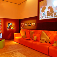 [Espace canapés Exposition Almodóvar (Paris) - Photographie Stéphane Dabrowski]