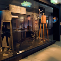 [Vitrine de machines sur le thème de la fantasmagorie de l'exposition Lanterne magique et film peint - 400 ans de cinéma (Paris) - Photographie Stéphane Dabrowski]