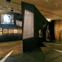[Intérieur d'exposition et partie "La rue" de l'exposition Le cinéma expressionniste allemand (Paris) - Photographie Stéphane Dabrowski]