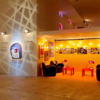 [Fond de la salle En plein corps, exposition Almodovar - Photographie Stéphane Dabrowski]
