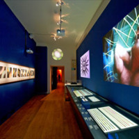 [Couloir avec oeuvres contemporaines exposition Laterna magica e filmo dipinto - Photographie Stéphane Dabrowski]