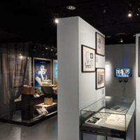 [Salle avec une grande vitrine ornée d'un rideau de l'exposition Profession: chef-décorateur (Galerie des donateurs) - Photographie Stéphane Dabrowski]