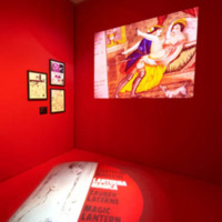 [Ilot avec une projection érotique au mur et signalétique projetée au sol exposition Laterna magica e filmo dipinto - Photographie Stéphane Dabrowski]