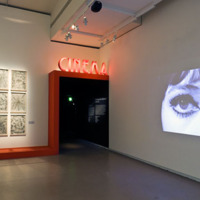 [Entrée dans la salle de projection exposition Brune/Blonde - Photographie Stéphane Dabrowski]