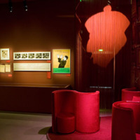 [Salle avec causeuses exposition Sacha Guitry - Photographie Stéphane Dabrowski]