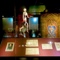 [Gros plan d'un pupitre de documents exposition Méliès, magicien du cinéma - Photographie Stéphane Dabrowski]