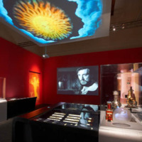 [Vue d'une salle avec une projection au plafond exposition Laterna magica e filmo dipinto - Photographie Stéphane Dabrowski]