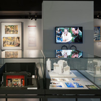 [Vitrines de maquettes de décors en trois dimensions dans l'exposition Profession: chef décorateur (Galerie des donateurs) - Photographie Stéphane Dabrowski]