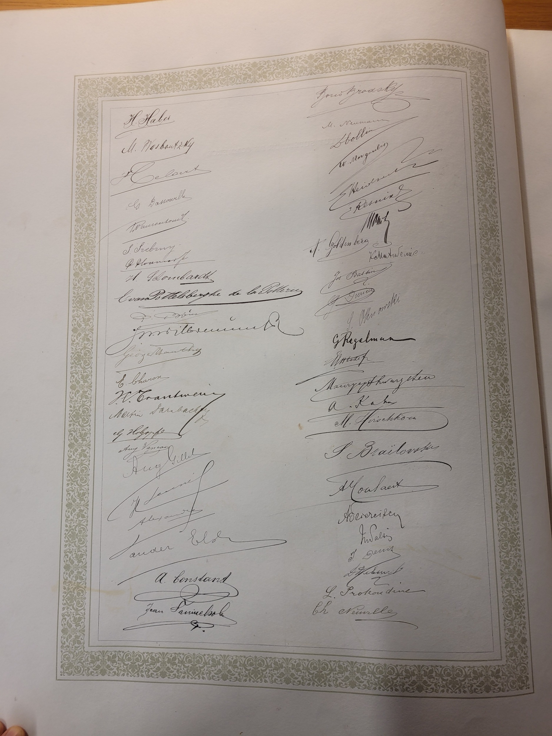 Signatures des enseignants et des étudiants de l’Institut supérieur du commerce - 1 Signatures des enseignants et des étudiants de l’Institut supérieur du commerce - 1