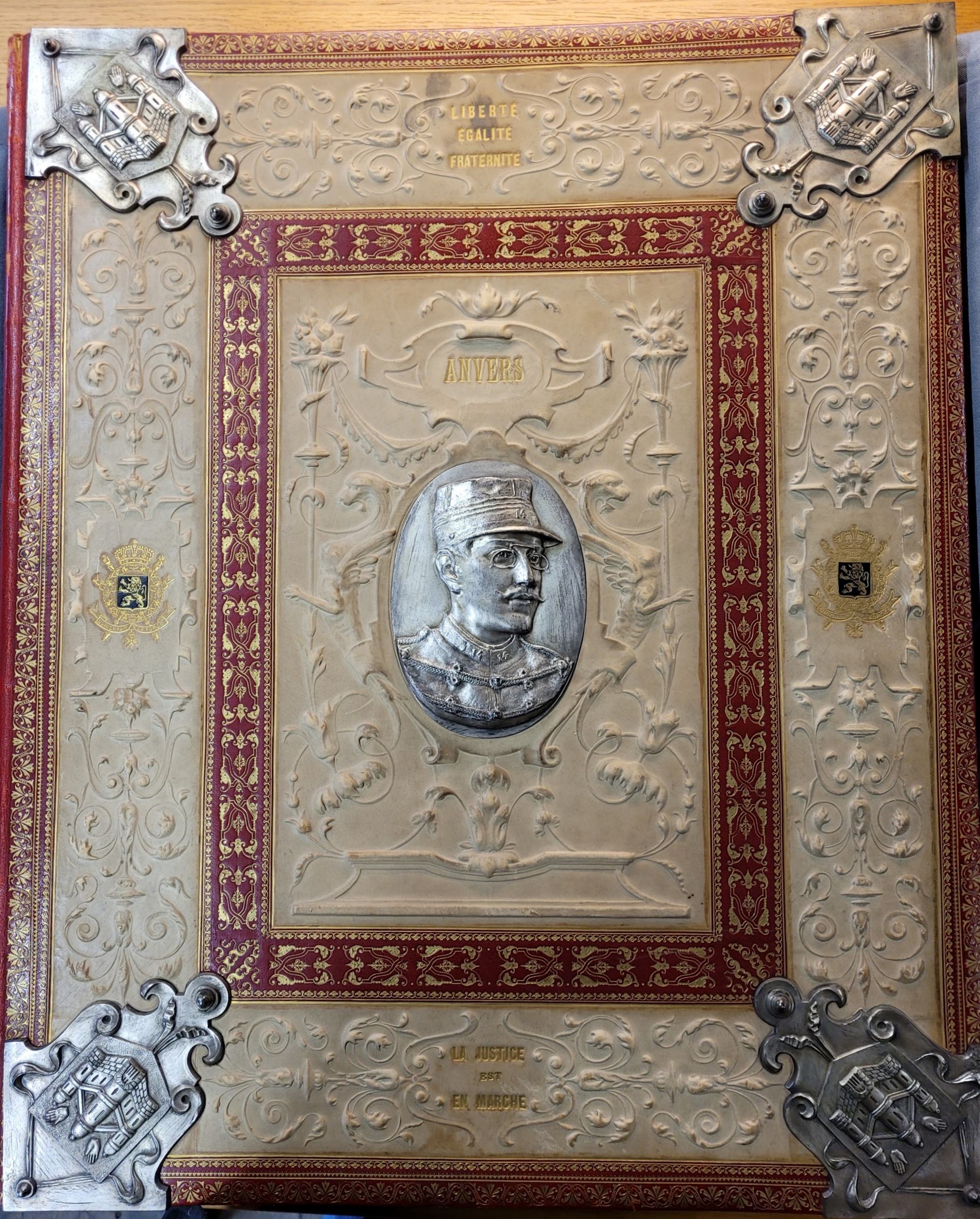 Plat avant de l’album, reliure faite par Jacques Mössly