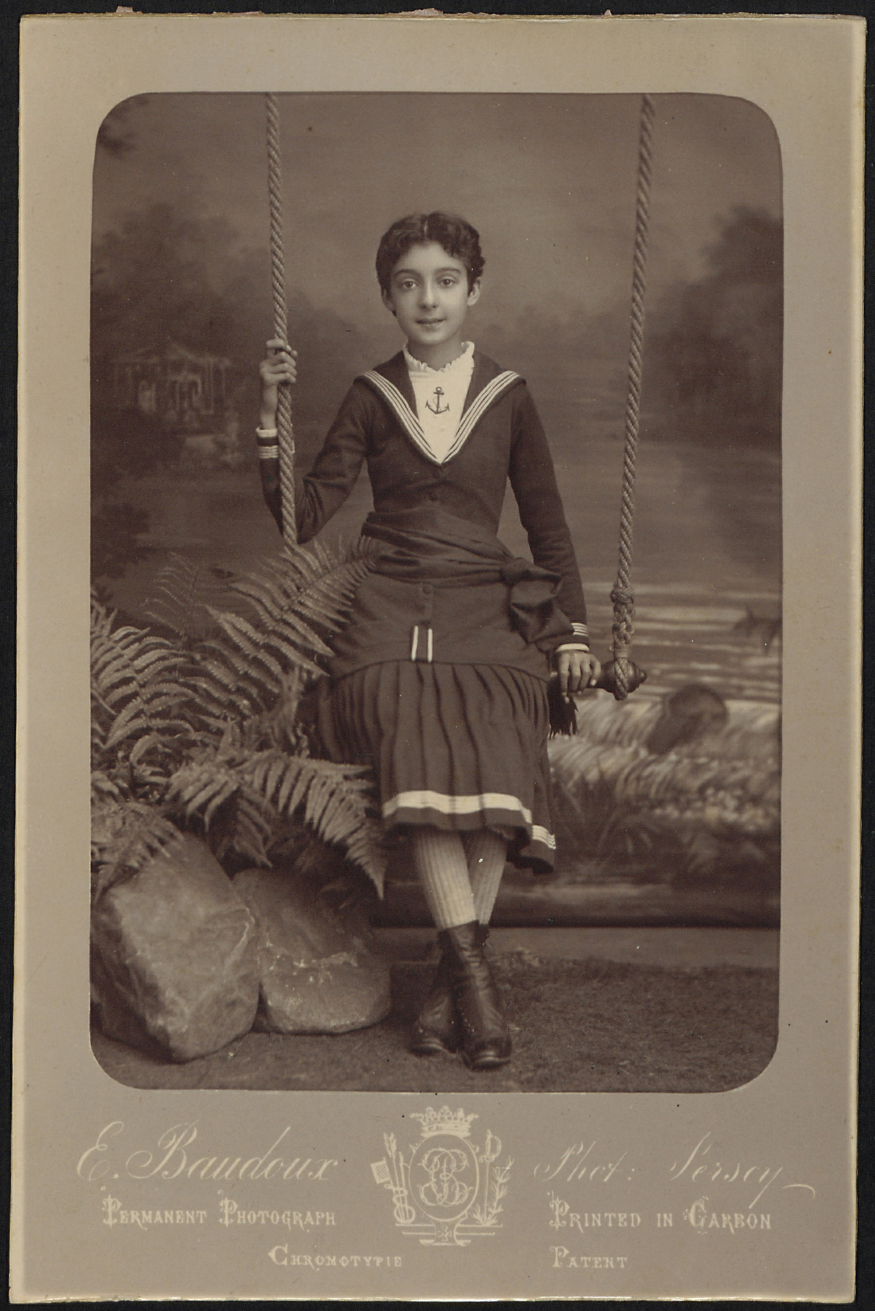Marie-Jeanne Dallet (1872-1941) Photographie E. Baudoux and son à Jersey, 1884 Laon, Archives départementales de l'Aisne, fonds Godin-Moret-Prudhommeaux, 53J 235