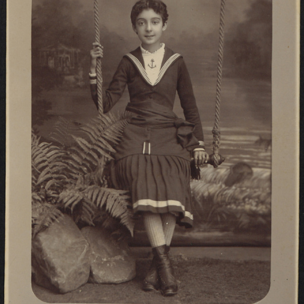 Marie-Jeanne Dallet (1872-1941) Photographie E. Baudoux and son à Jersey, 1884 Laon, Archives départementales de l'Aisne, fonds Godin-Moret-Prudhommeaux, 53J 235