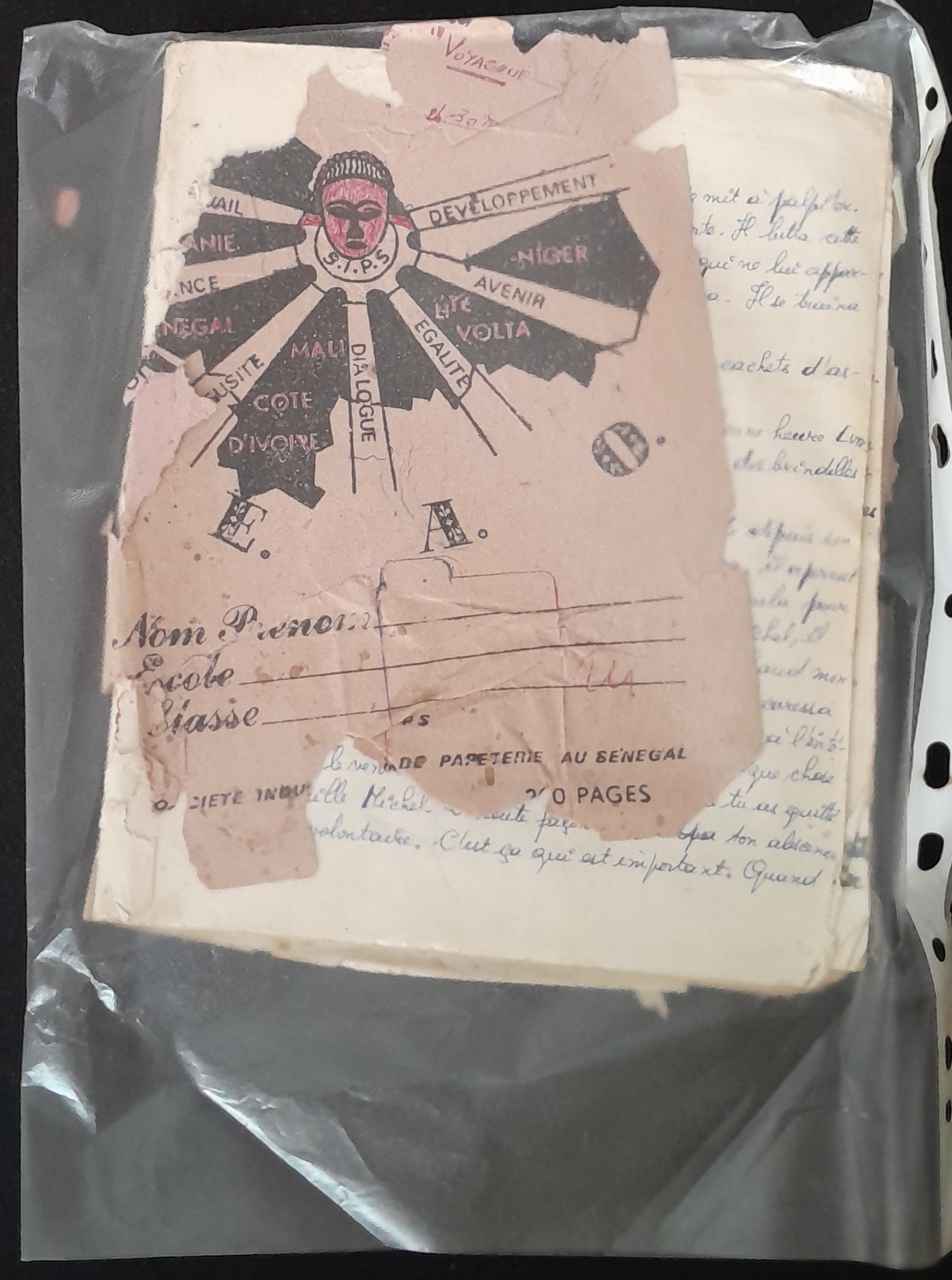 15.6.1 CahierRose MichelSeRelevaPéniblement-1.jpg 15.6.1 CahierRose MichelSeRelevaPéniblement-1.jpg