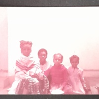 8. Me╠Çre de WS et petits enfants.jpg